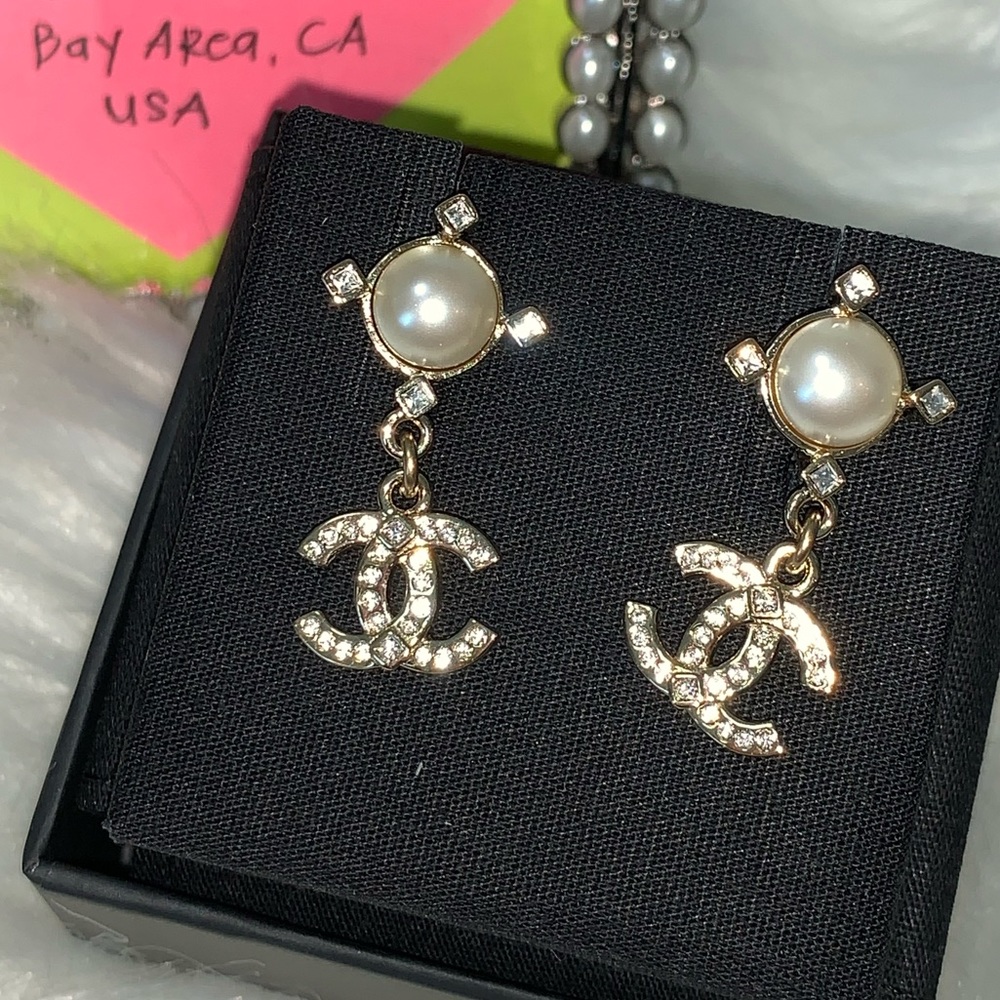 ❌❌SOLD❌❌21A dangling CC with crystals and pearl